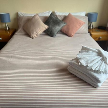 An Escape For 2: Near A Castle Island In Scotland Apartment Кинрос Екстериор снимка